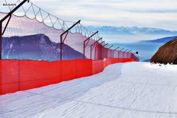 Siatka zabezpieczająca narciarzy na stokach narciarskich